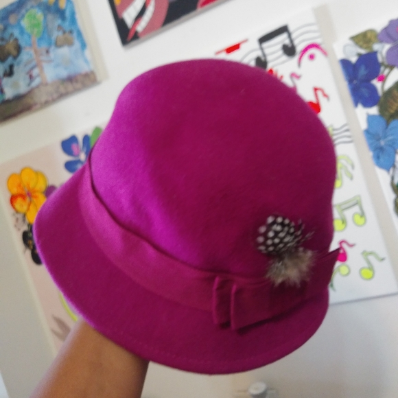 WOMEN'S WOOL FUSCHIA HAT - Picture 1 of 5